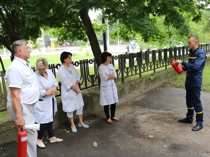 Нововолинських медиків вчили гасити пожежі (фото)