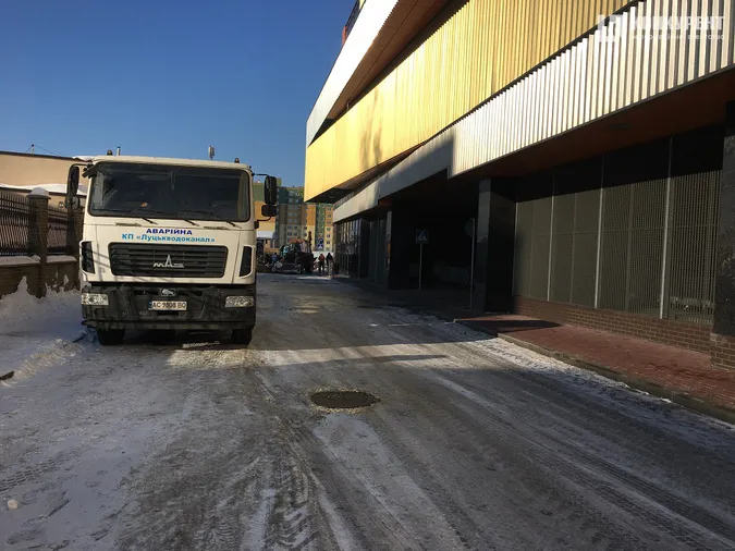 Прорив на водогоні біля «ПортCity»: показали масштаби провалля (фото, відео)