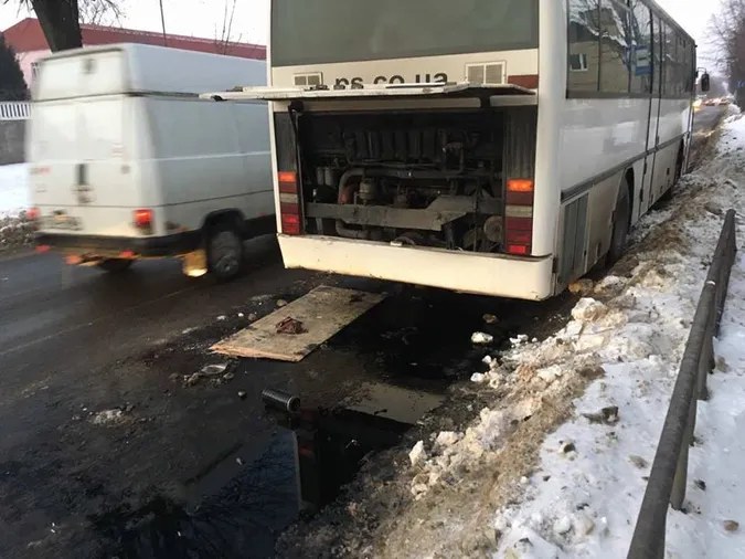 Автобус «Кромберга» в Луцьку залив дорогу маслом: хто прибиратиме