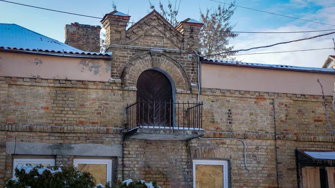 Віконні рами, балкони, таблички: таємниці одного дворика в Луцьку (фото)
