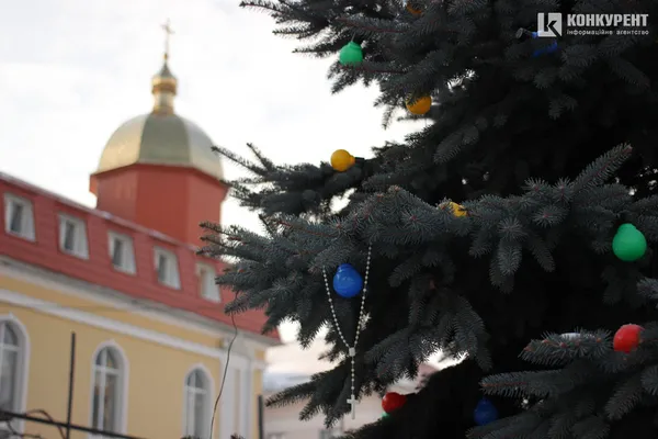 Ялинка буде у січні: як прикрашають Свято-Троїцький собор у Луцьку (фото)