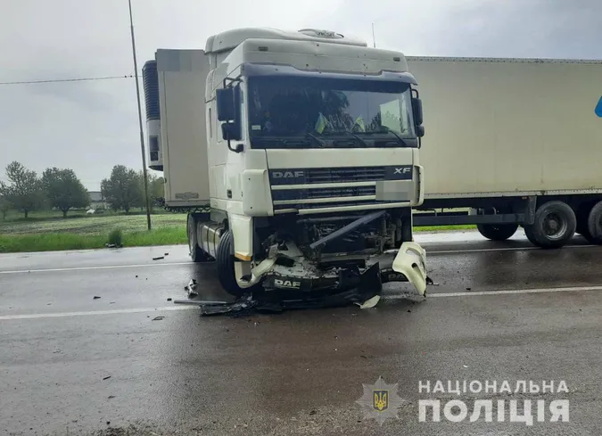 Аварія на трасі Луцьк-Львів: в легковику, яке злетіло в кювет, було немовля (фото)