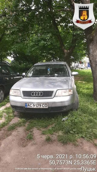 У Луцьку в одному дворі 27 авто стояли на газонах (фото)