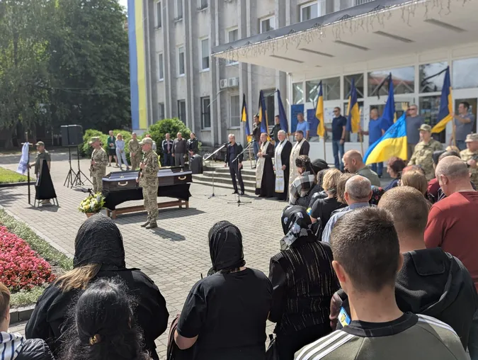 Майже рік вважався зниклим безвісти: Ковель навколішки попрощався з Героєм Віктором Дорощуком