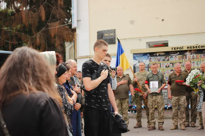 Стільки людей на похоронах давно не було: Луцьк прощався з трьома воїнами (фото, відео)