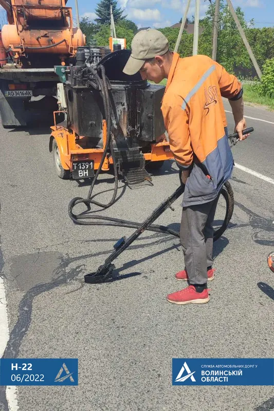 Під Луцьком на дорозі до Рівного малюють «зебри» і заливають смолою тріщини (фото, відео)