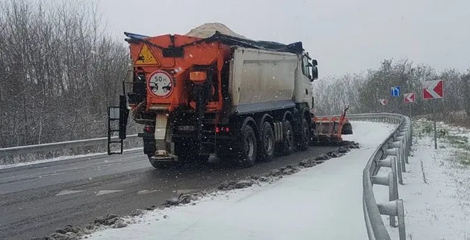 На дороги Волині випустили снігоприбиральну техніку (фото)