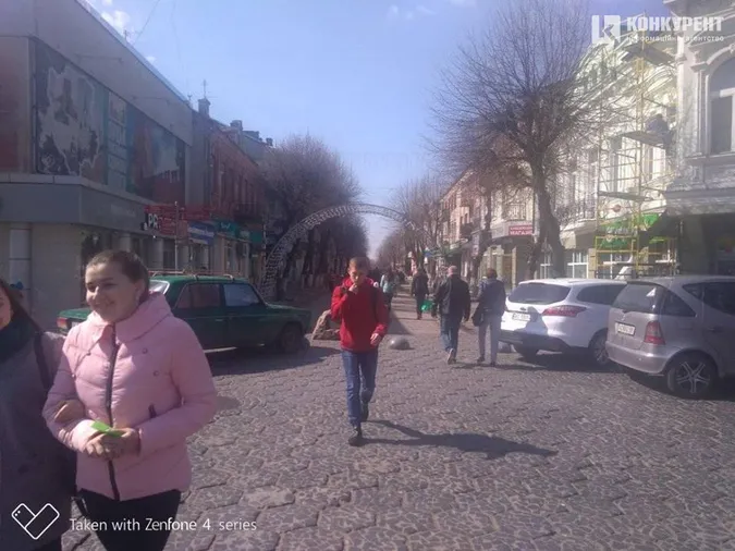 У центрі Луцька встановлюють святкові арки (фото)