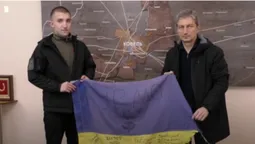 До Ковеля передали прапор зі Зміїного, який першим був встановлений після звільнення острова (відео)