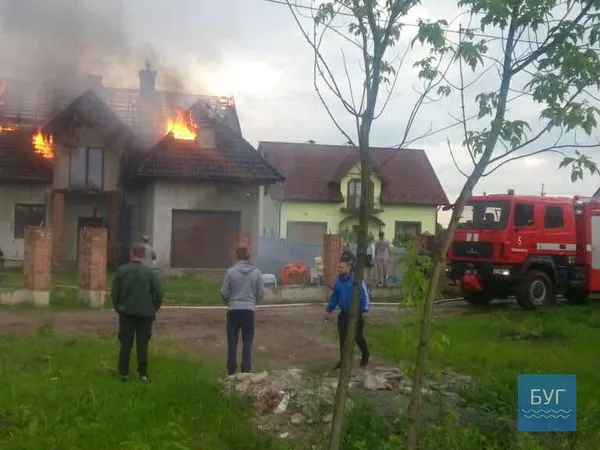 У Нововолинську після блискавки запалав дах будинку (фото, відео)