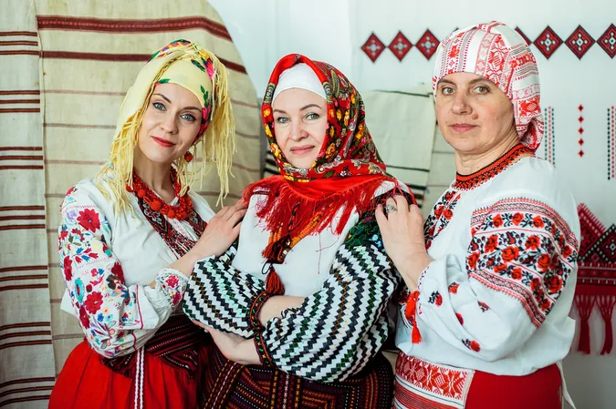 Викладачі педагогічного коледжу у Володимирі приміряли старовинні вишиті сорочки (фото)