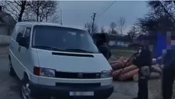 На Волині зловмисник на бусі наїхав на поліцейського (відео)