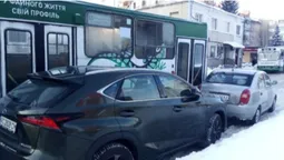 У центрі Луцька тролейбус протаранив припарковані автівки (відео)
