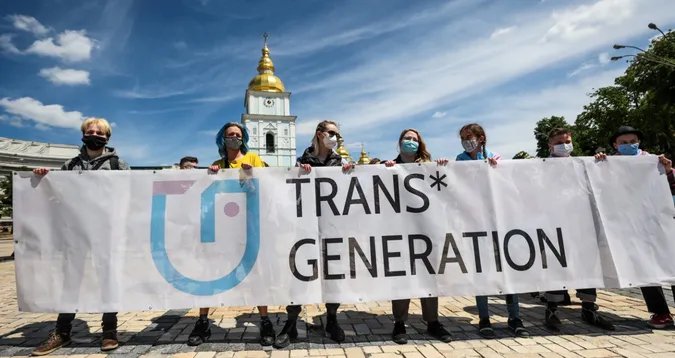 Кияни вийшли на марш, щоб підтримати трансгендерів. На них напали (відео)