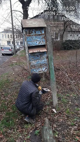 Кінець епохи: у Луцьку зрізають старі поштові скриньки (фото)