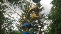 У Луцьку люди застрягли на «чортовому» колесі (фото, відео, оновлено)