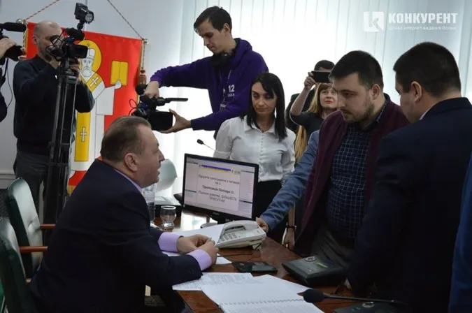 Депутати Луцькради понаписували одне на одного заяви
