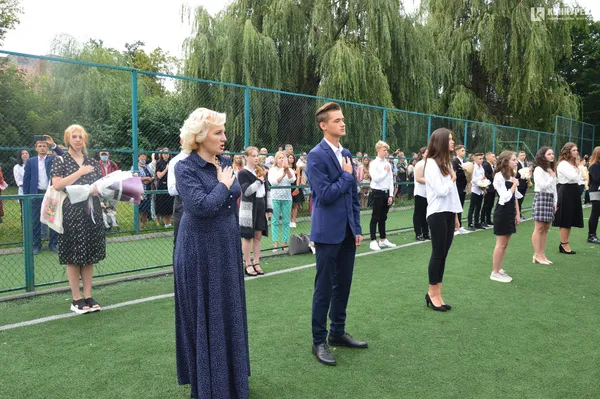 Квіти, вітання та першачки: у луцькій школі №9 пролунав перший дзвоник (фото)