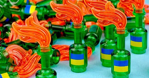 Рітейлер LEGO продавав крихітні «коктейлі Молотова» для допомоги Україні