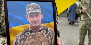 Довго чекали і вірили в диво: на Волині попрощалися з Героєм Андрієм Лабантом (фото)