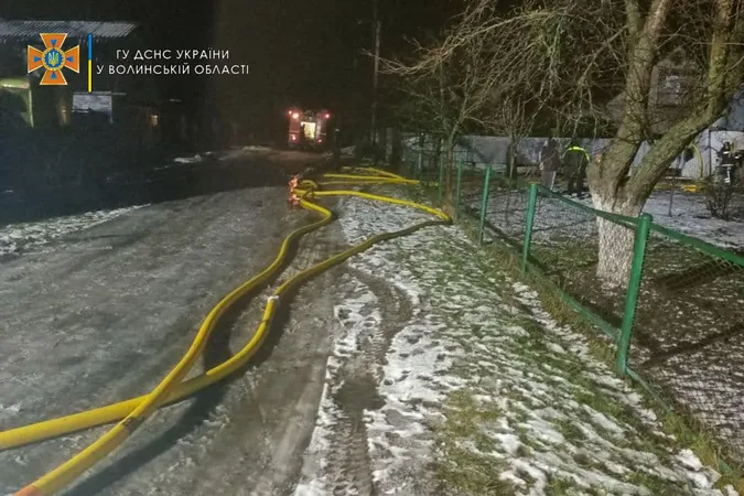 Проклали пів кілометра шланга: в Луцьку сталася нічна пожежа (фото, відео)