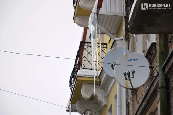 Дивіться вгору: у Луцьку бурулькова загроза (ФОТО)