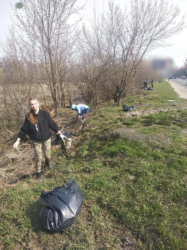 Луцькі патрульні прибрали сміття на Набережній (фото)