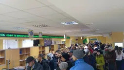 У луцькому ЦНАПі – величезні черги за паспортами (фото) 