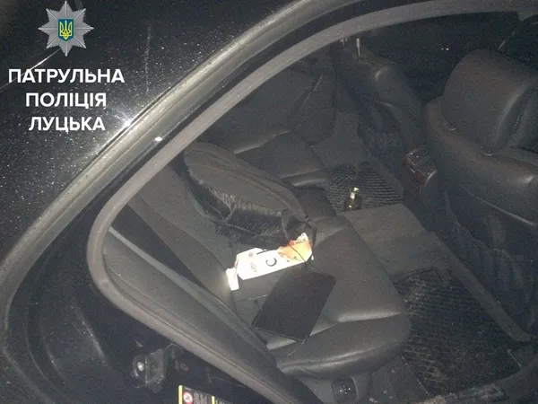 У Луцьку водій на «євробляхах» в'їхав у павільйон і втік (фото)