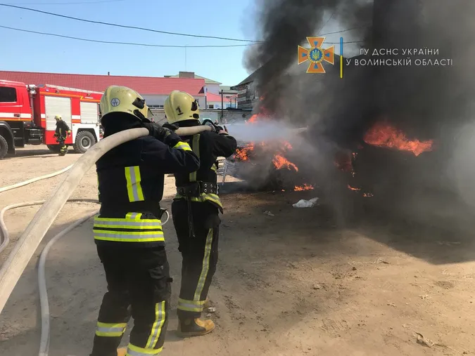 У Луцьку на Конякіна згорів легковик (фото, відео)