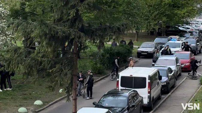 «Район на район»: у центрі Луцька молодь з ножами влаштувала розбірки (відео)
