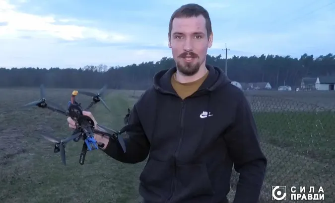 Волиняни паяють десятки FPV-дронів по кухнях та гаражах (відео)