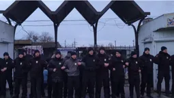 Знову сутички: муніципали зрізають "болгарками" паркан навколо ринку. Базарники перешкоджають (відео)