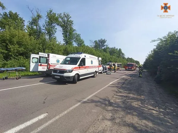 Одна – в кареті швидкої, інша – в лікарні: внаслідок ДТП біля Чарукова померли ще дві людини (фото, відео)