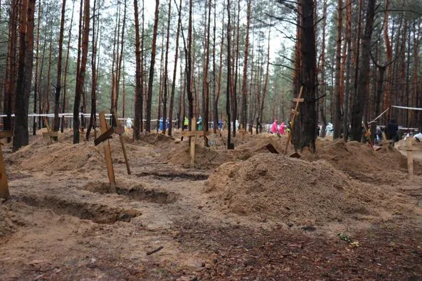 Підняли 447 тіл – багато жінок, є діти: в Ізюмі завершили ексгумацію (фото, відео)