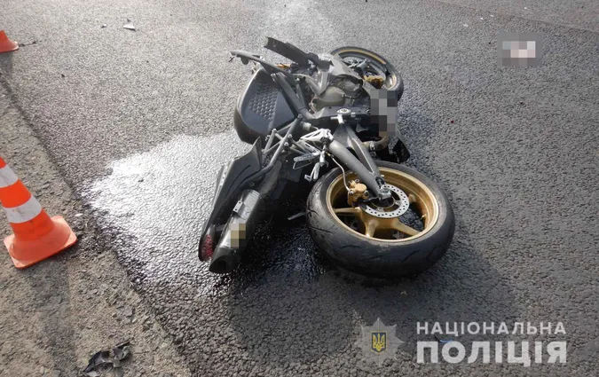 Помер, не приходячи до тями: на Волині мотоцикліст в'їхав у авто (фото, відео)