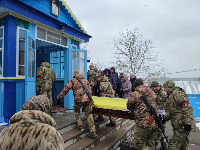В Ківерцях в останню дорогу провели Ярослава Зінчука, який підірвався на міні в Ковельському районі (фото)