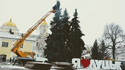 Як прикрашають новорічні ялинки в центрі Луцька (фото)
