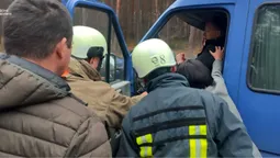 На Волині бус врізався в припарковану вантажівку: водія вирізали рятувальники (фото)