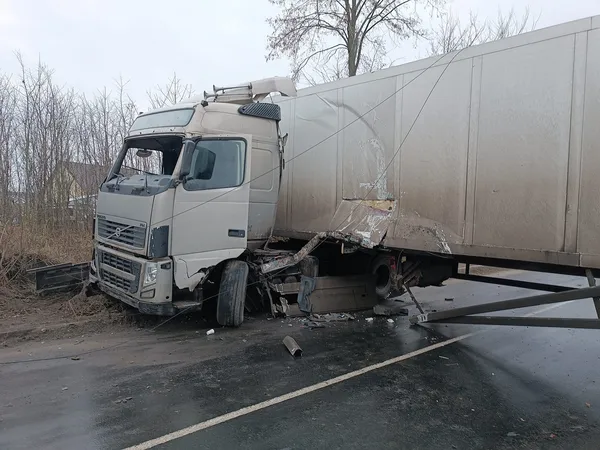 Під Луцьком вантажівка в'їхала в електроопору, дорога – перекрита (фото, відео)