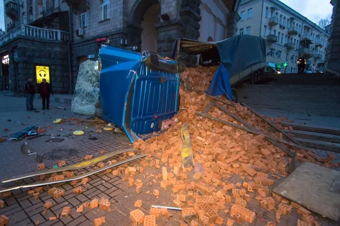У центрі Києва перекинулася вантажівка з цеглою (фото)