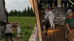 На полонині серед Карпат знайшли жінку, яка мешкає там сама з маленькою донькою (відео)