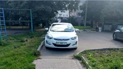 У Луцьку припарковане авто перегородило пішохідну доріжку (фото)