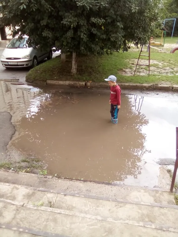 Ні пройти, ні проїхати: луцький двір перетворився на озеро (фото)