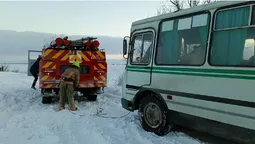 У Луцькому районі автобус з пасажирами та легковик застрягли у заметі (фото)