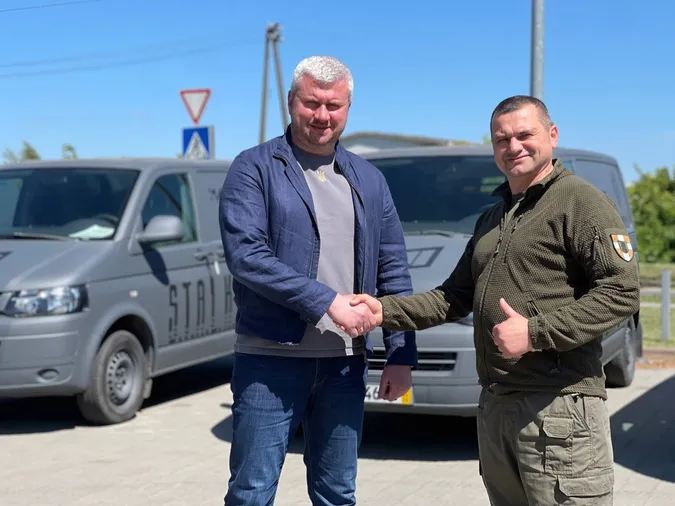 Воїнам 100-ї бригади Волинська ОВА спільно з благодійним фондом передала п'ять автівок (фото)