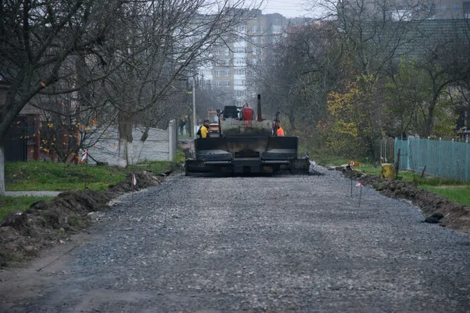 Попри війну у Луцькій громаді ремонтують дороги (фото)