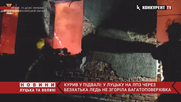 Необережне куріння в підвалі: в Луцьку з пожежі врятували безхатька (відео)
