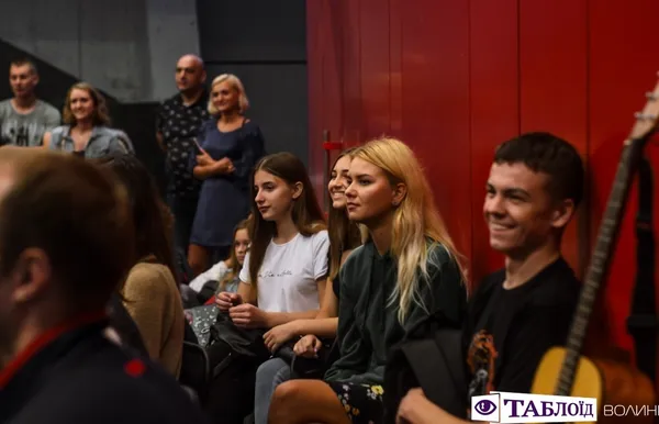 Дощ не завада: лучани зібралися, аби заспівати пісень Кузьми у день його народження (фото)