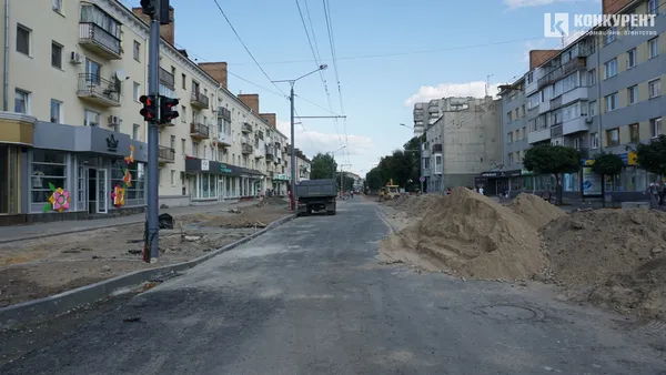Встановлюють нові бордюри: що коїться на проспекті Волі у Луцьку (фото)